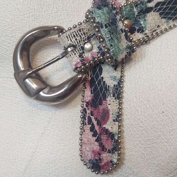 Vintage Floral Lace Belt With Silver Trim and Buckle - Small - Picture 7 of 9